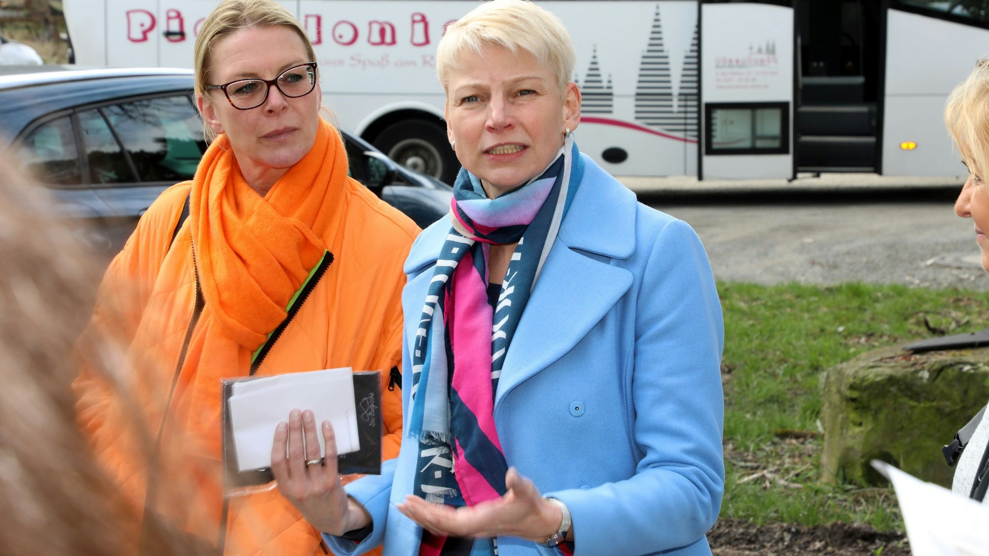 Wermelskirchens Bürgermeisterin Marion Lück spricht, neben ihr steht ihre Pressesprecherin Kathrin Kellermann.