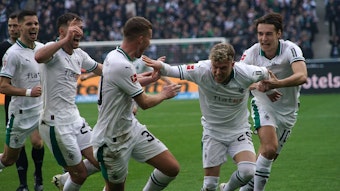 Spieler von Borussia Mönchengladbach bejubeln einen Treffer.