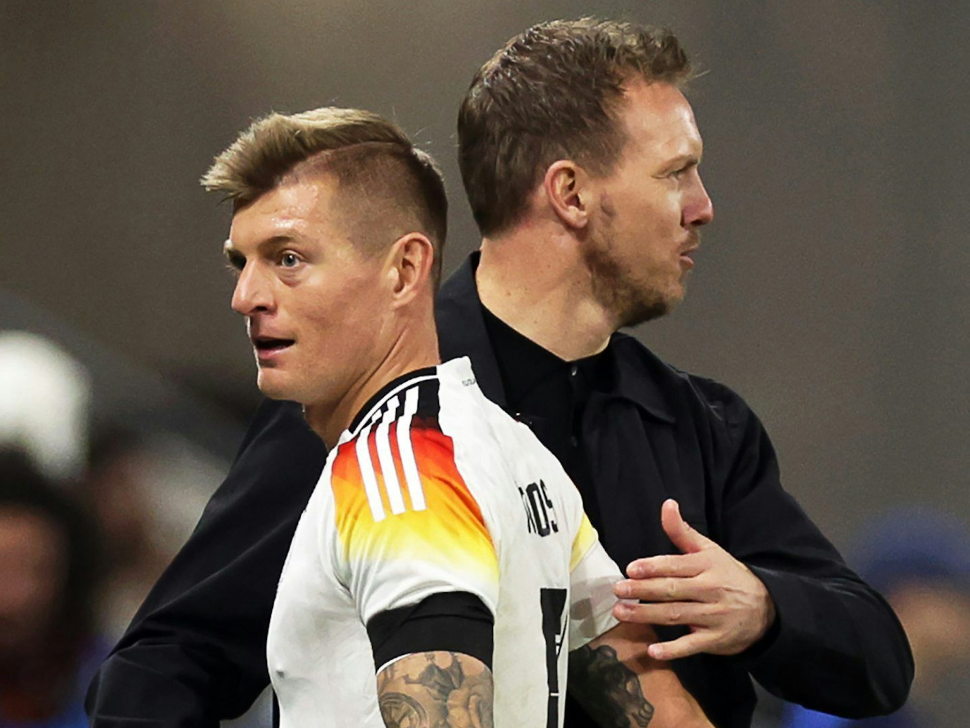 Deutschlands Toni Kroos (l.) wird bei seiner Auswechslung von Bundestrainer Julian Nagelsmann beglückwünscht.