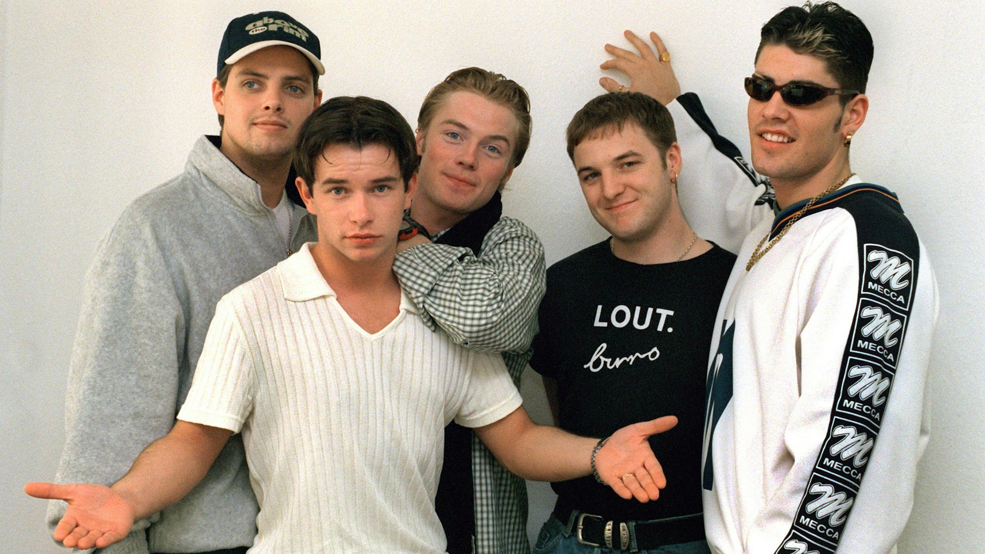 Keith Duffy, Stephen Gately, Ronan Keating, Shane Lynch und Mikey Graham von der Band „Boyzone“ posieren für ein Foto.