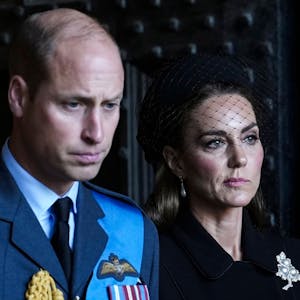 Prinz William und Prinzessin Kate verlassen im September 2022 die Westminster Hall in London, nachdem sie Königin Elizabeth II. die letzte Ehre erwiesen haben.