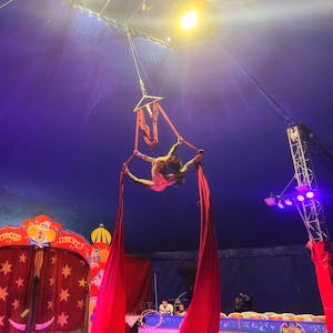 Zwei Artisten schweben unter dem Zirkuszelt.