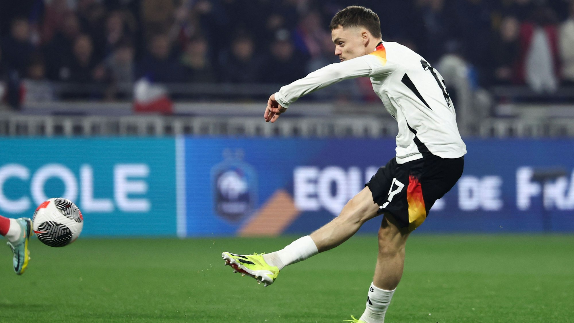 Florian Wirtz schießt für Deutschland im Spiel gegen Frankreich aufs Tor.