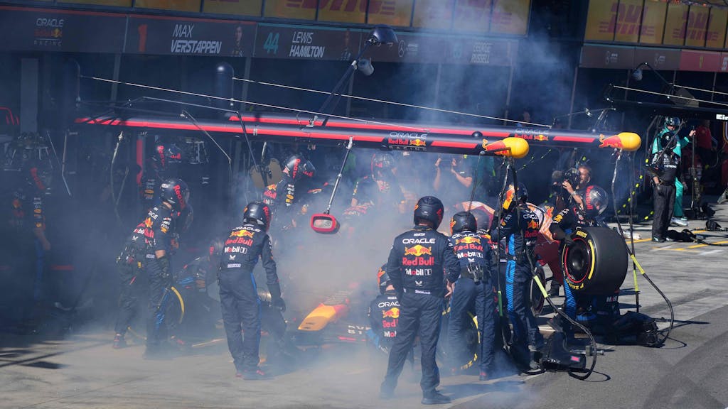Max Verstappen mit rauchender Bremse in der Box beim Großen Preis von Australien am 24. März 2024