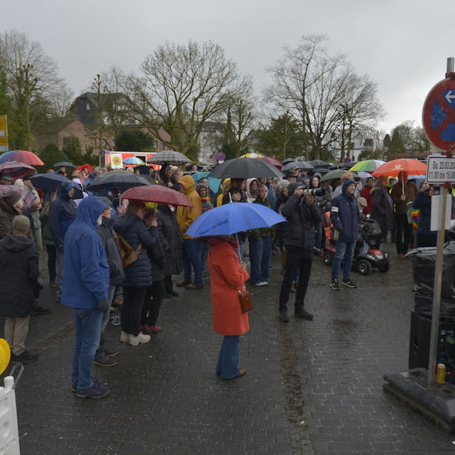 Auf dem Lindlarer Marktplatz trotzen rund 250 Menschen bei der Demonstration gegen Rechtsextremismus dem schlechten Wetter.