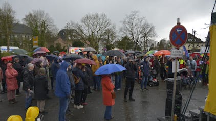 Auf dem Lindlarer Marktplatz trotzen rund 250 Menschen bei der Demonstration gegen Rechtsextremismus dem schlechten Wetter.