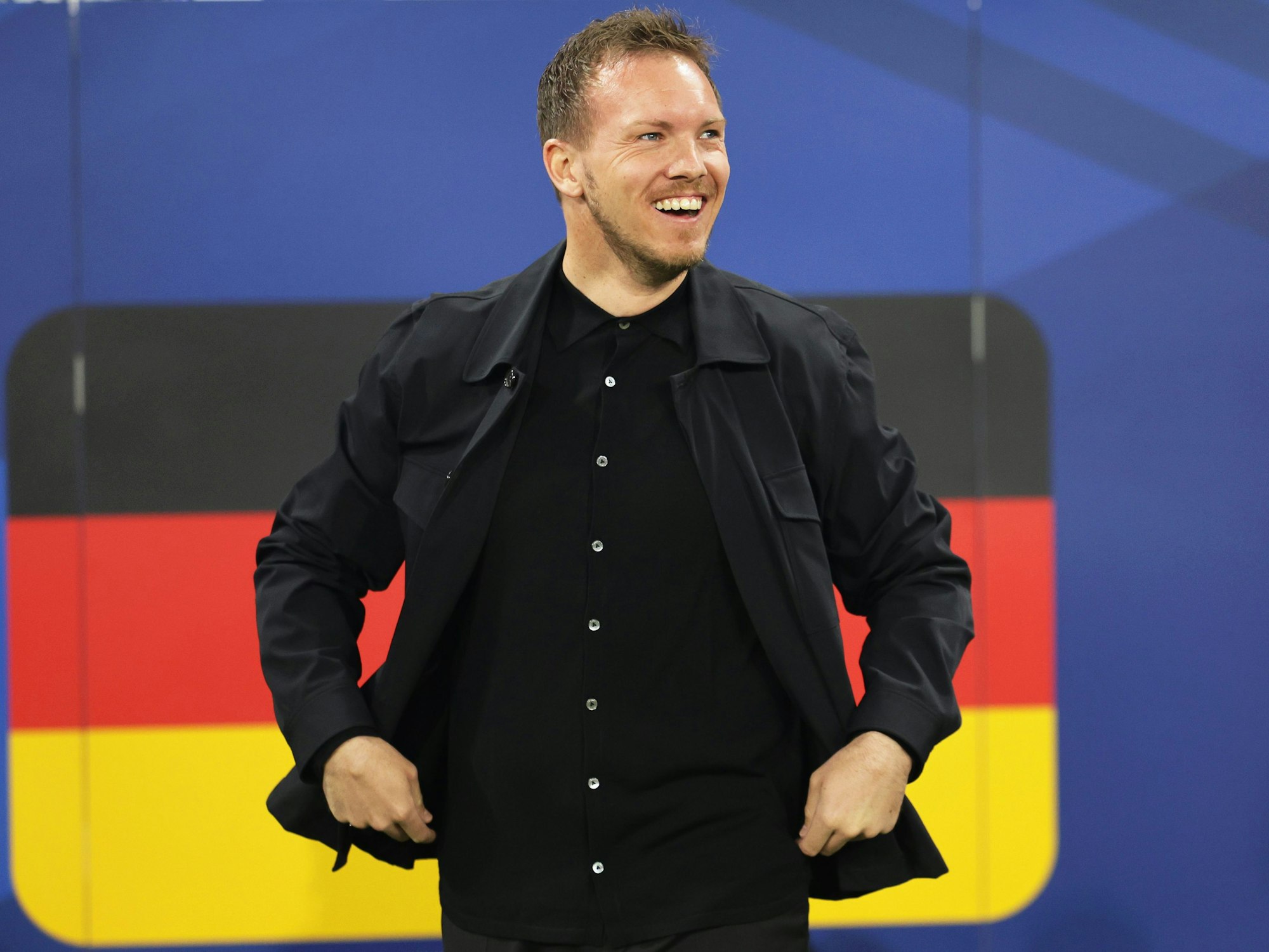 Bundestrainer Julian Nagelsmann lächelt.
