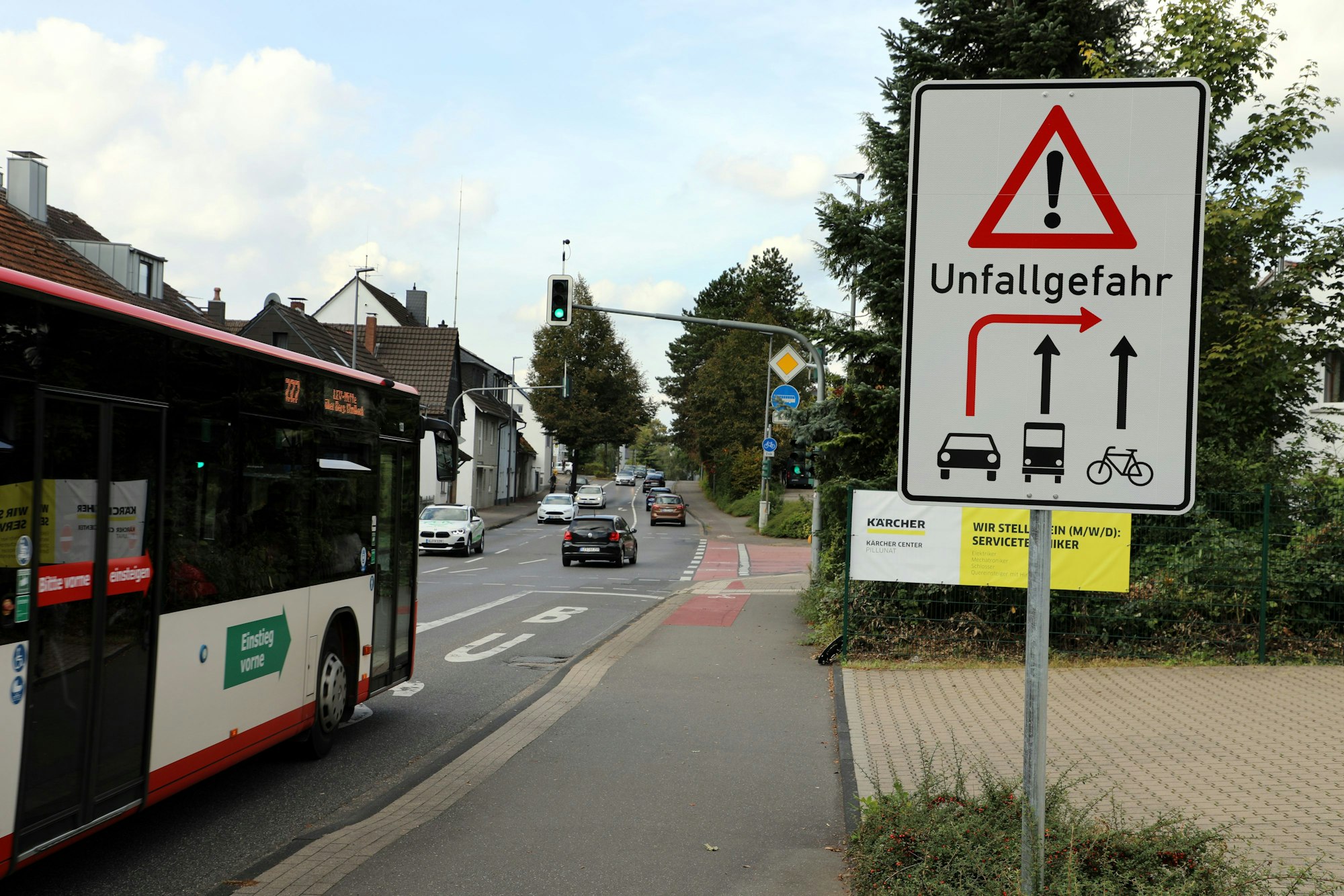 Das Foto zeigt das neue Abbiegeschild an der Einmündung Bensberger Straße/Am Rübezahlwald