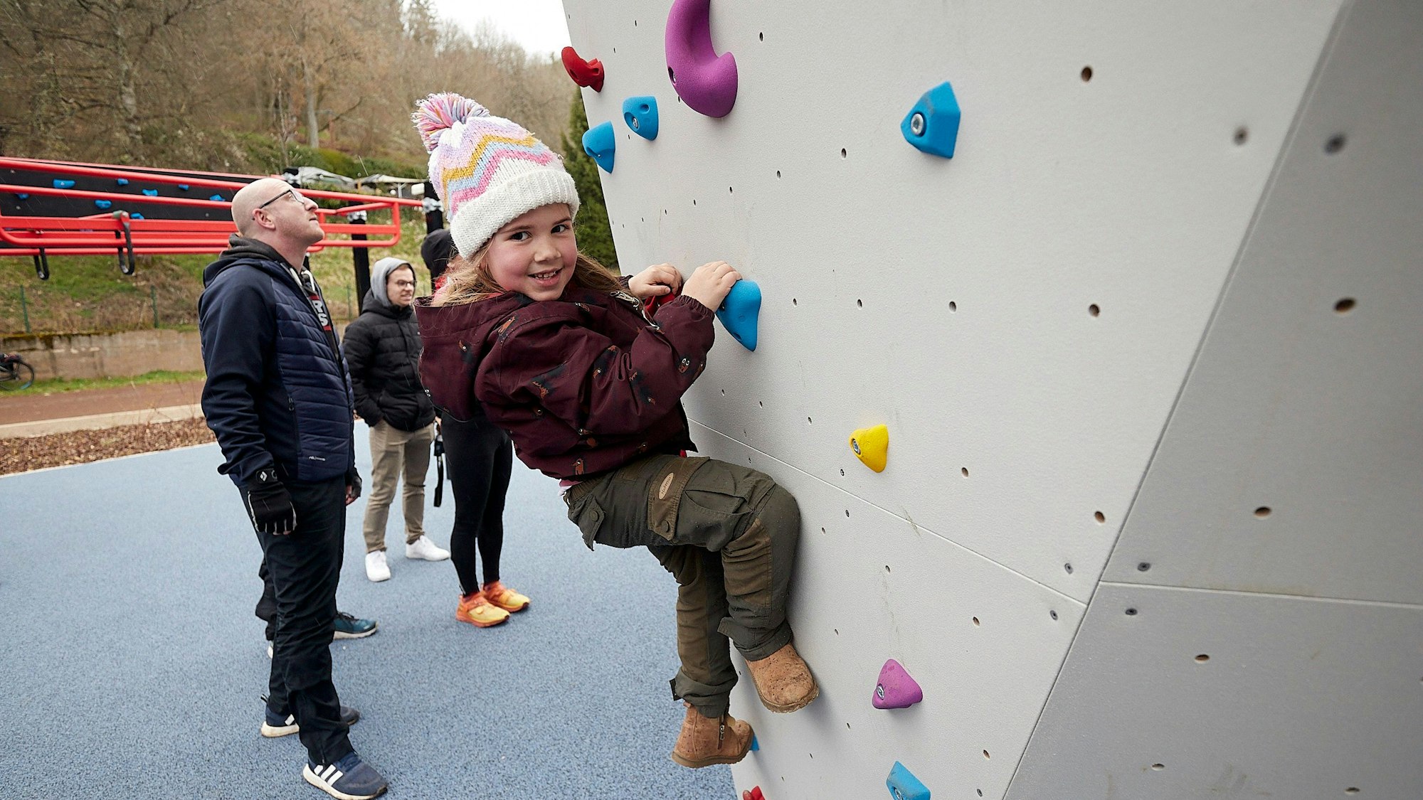 Die fünfjährige Ella Jaax aus Schleiden klettert an einer Boulderwand.