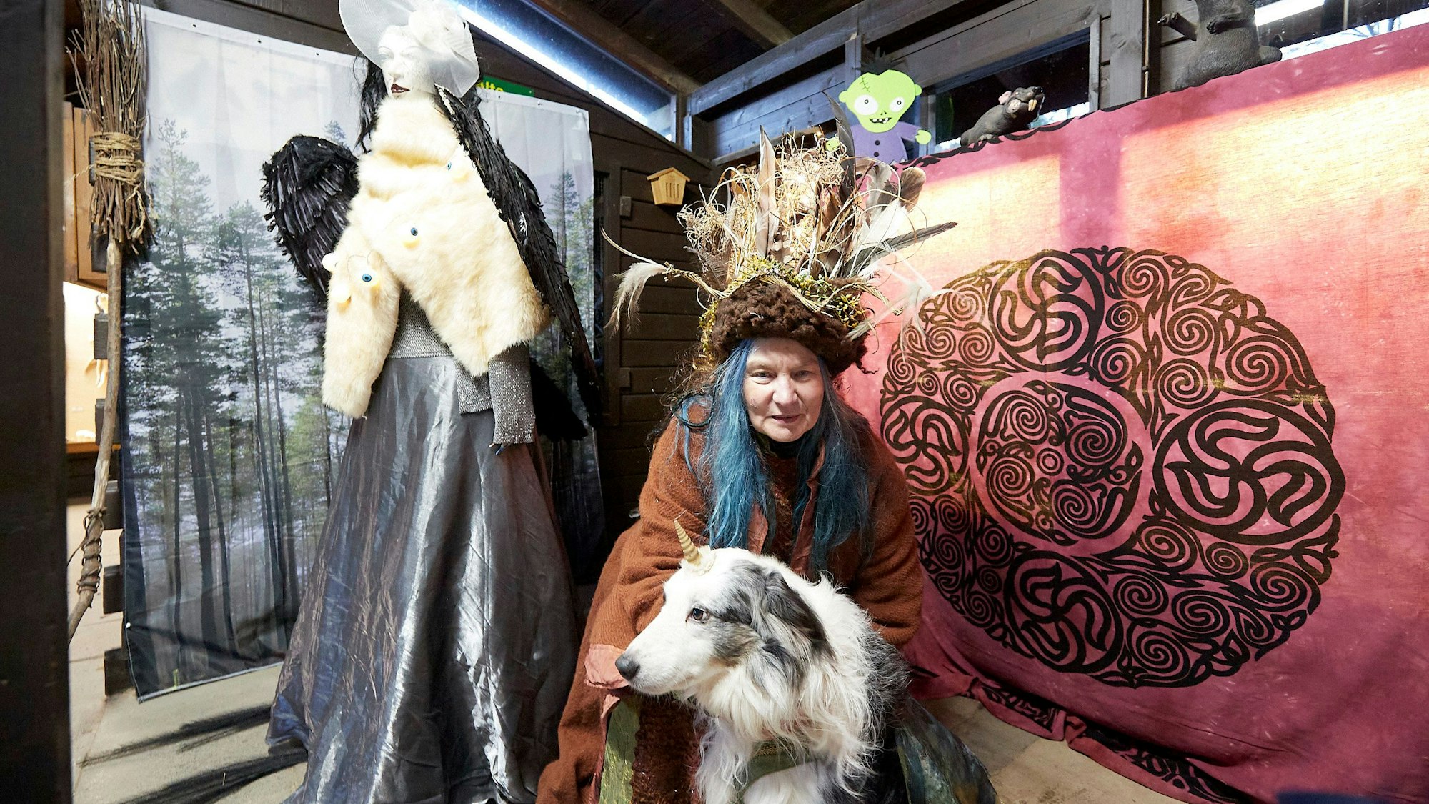 Dunja Klimkeit sitzt mit ihrem Einhornhund Orome in ihrem Monsterhaus.