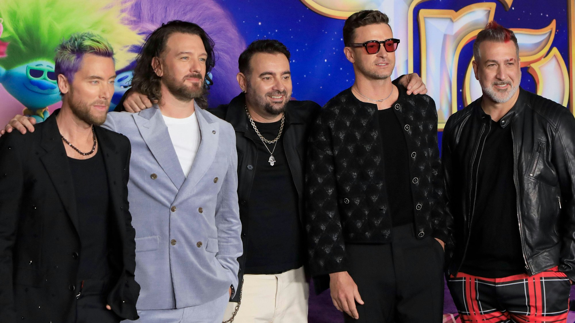 Lance Bass, JC Chasez, Chris Kirkpatrick, Justin Timberlake und Joey Fatone posieren auf dem roten Teppich.