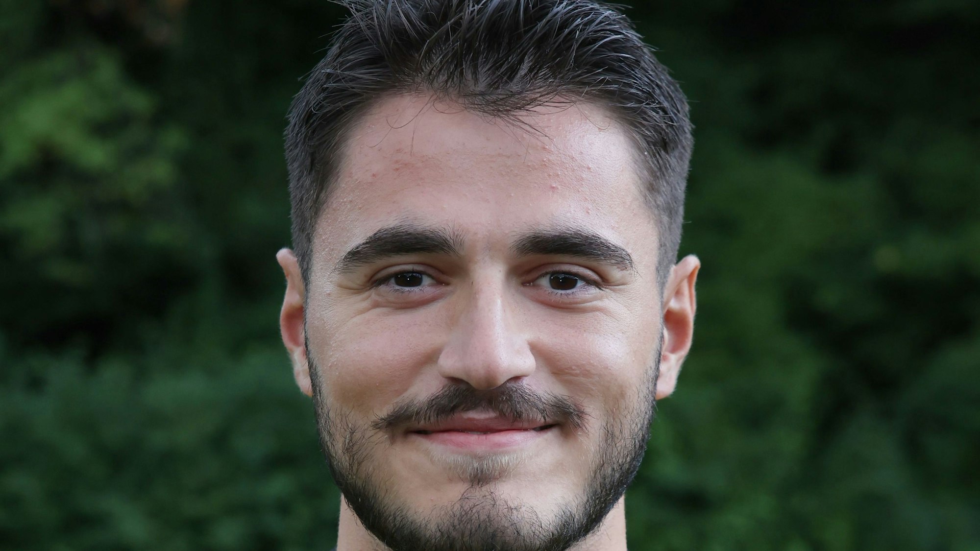 Ein Poträtfoto des lächelnden Fußballers Arlind Mimini.