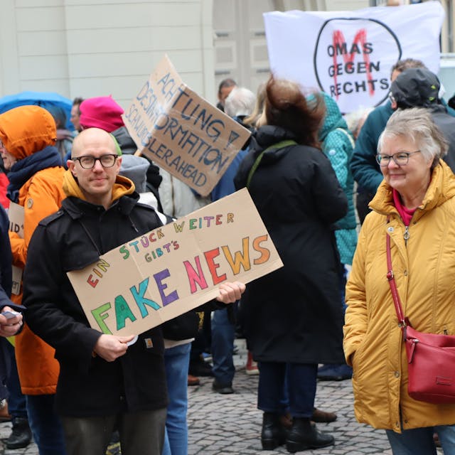 Auf dem Foto sind Teilnehmende einer Gegendemonstration vor dem Brühler Rathaus zu sehen.