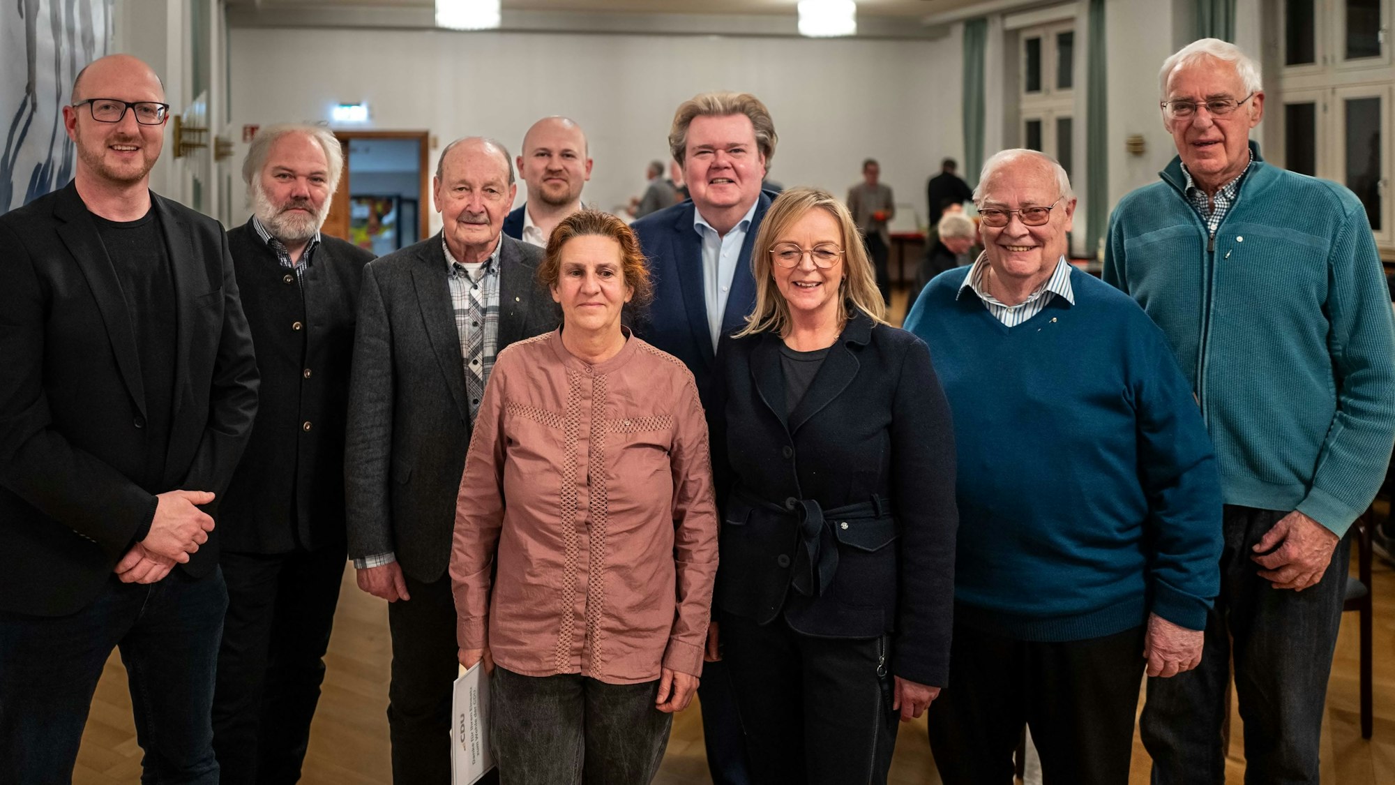 Sieben Männer und zwei Frauen stehen nach der Vorstandswahl im CDU-Stadtverband Bad Münstereifel zusammen.