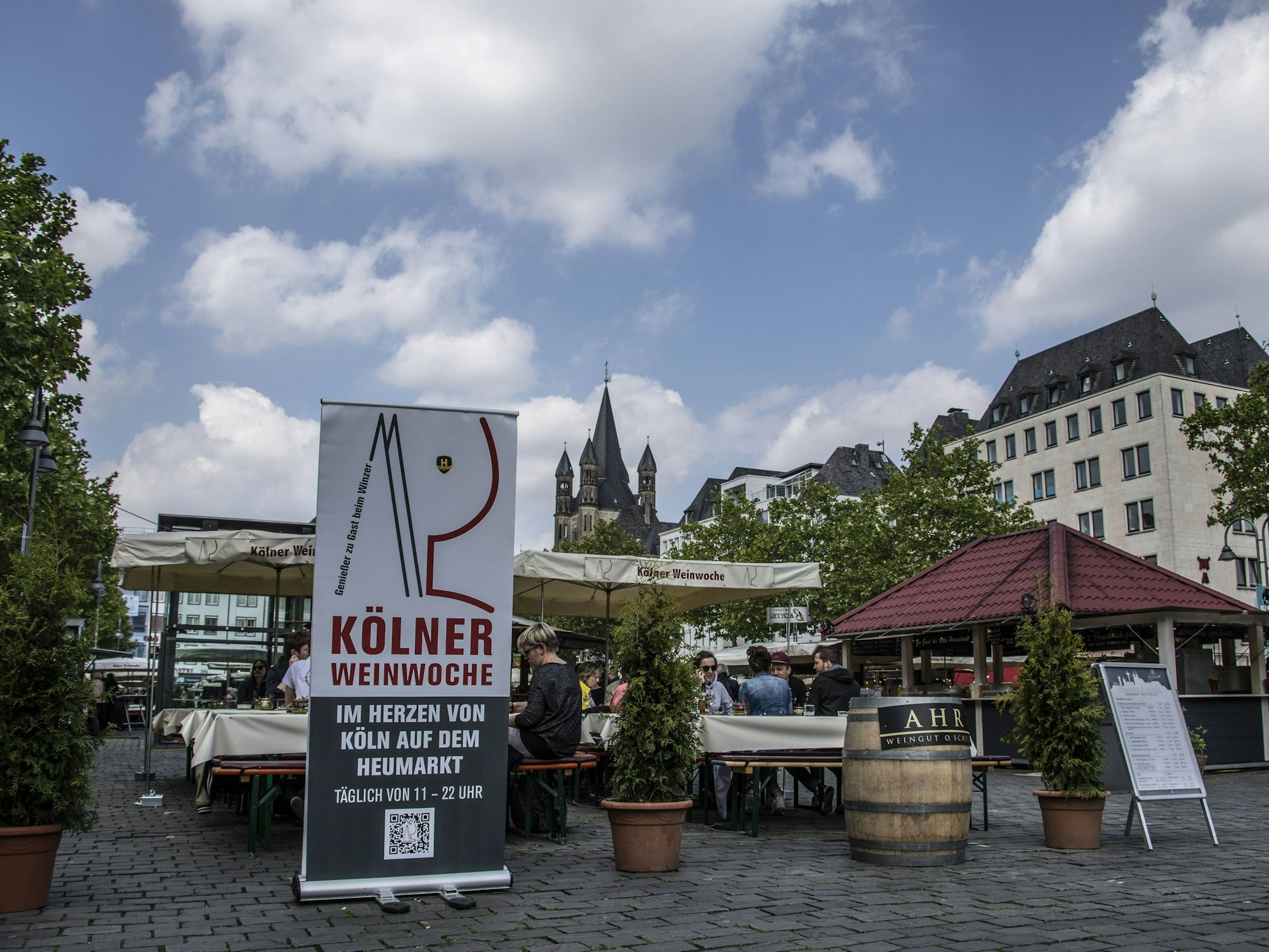 Eröffnung der Kölner Weinwoche auf dem Heumarkt in Köln im Jahr 2019