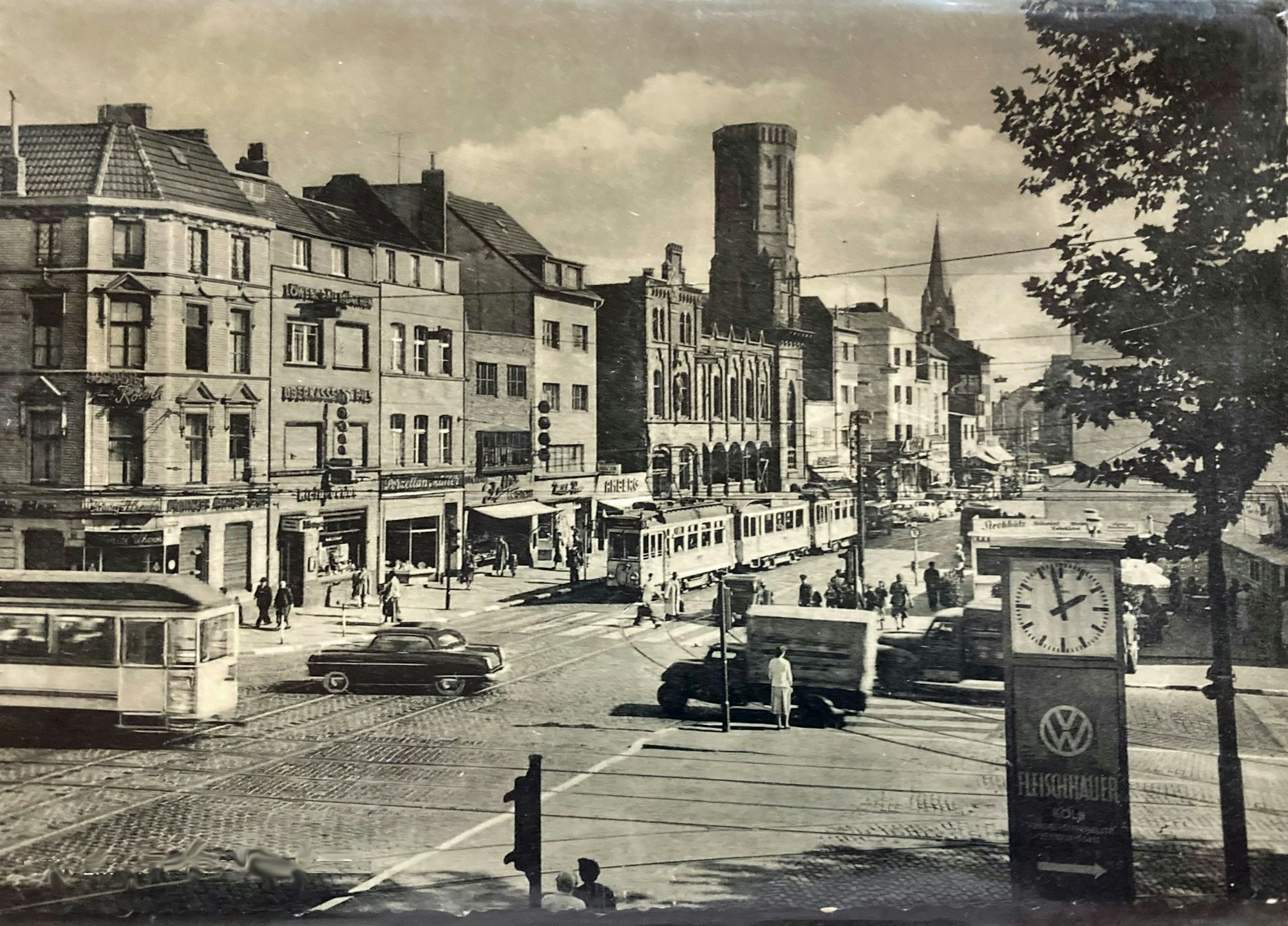Die Kreuzung Venloer Straße/Ehrenfeldgürtel in den 50er-Jahren. Rechts befand sich das noch unbebaute Grundstück Ehrenfeldgürtel 66.