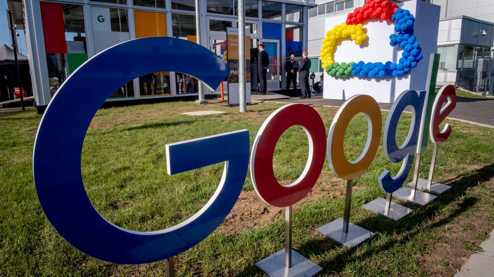 Ein Google-Schriftzug ist auf einer Wiese von einem Gebäudekomplext in Hanau in der Nähe von Frankfurt aufgebaut.