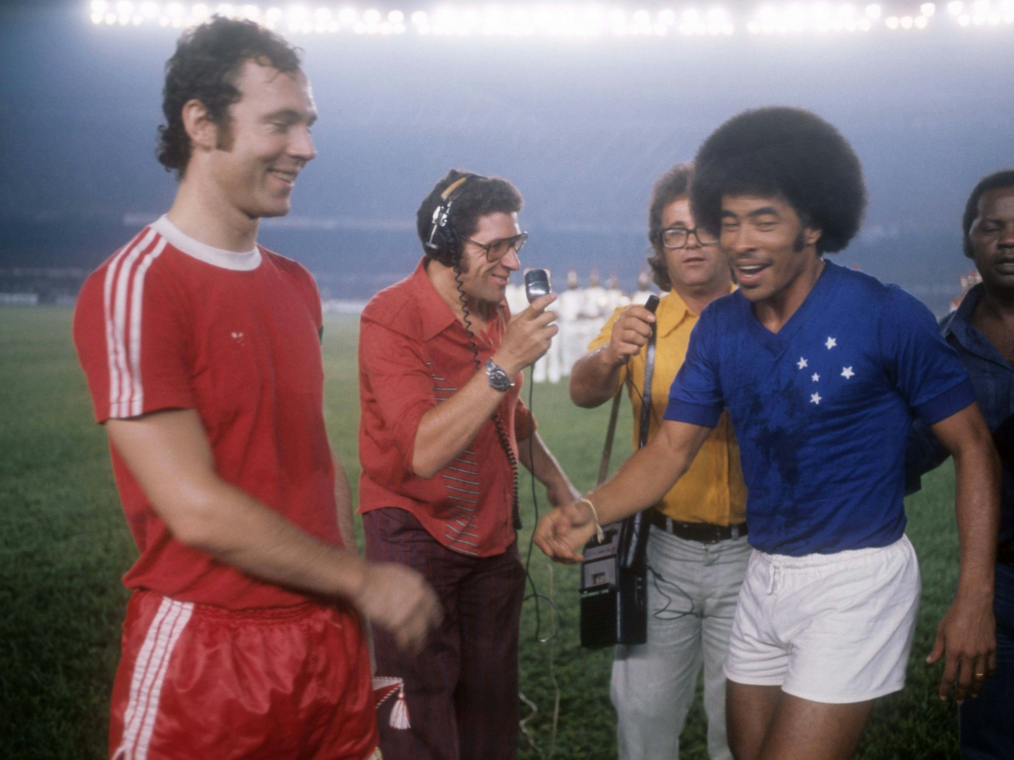 Franz Beckenbauer und Jairzinho geben sich die Hand.