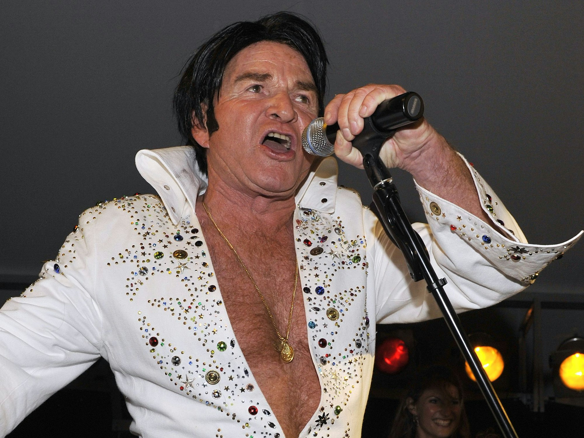 Der Schauspieler Fritz Wepper tritt 2009 in Lindau als Elvis Presley auf.