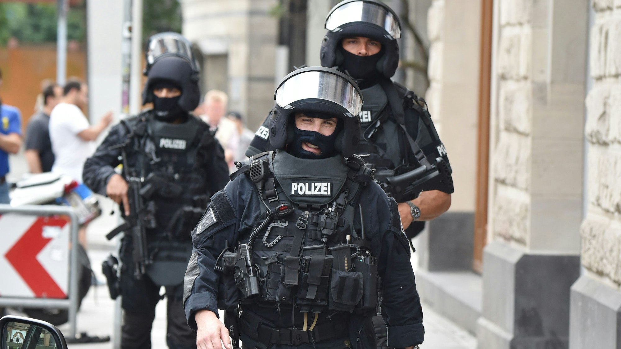 ARCHIV - Beamte eines Spezialeinsatzkommandos (SEK) der Polizei laufen am 11.06.2015 bei einem Einsatz durch das Bahnhofsgebiet in Frankfurt am Main (Hessen).