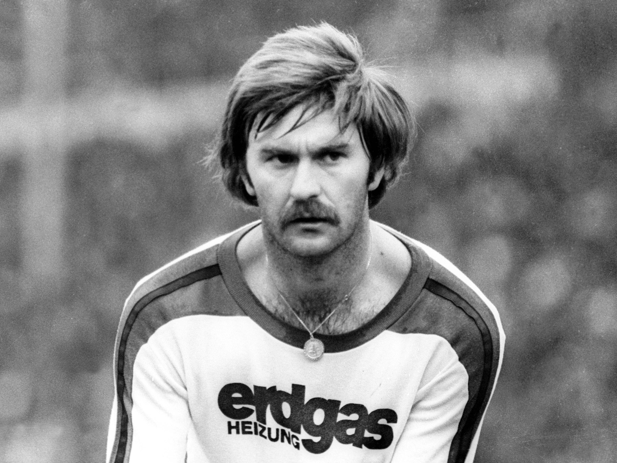 Horst Köppel mit grimmigem Blick und Halskette im Trikot von Borussia Mönchengladbach.