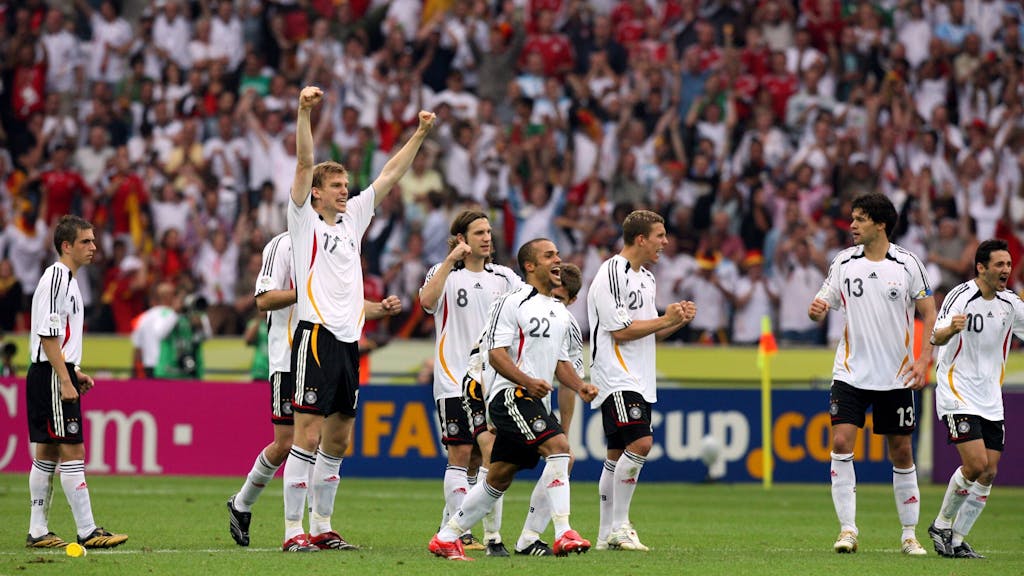 Mehrere Spieler der deutschen Nationalelf jubeln nach dem Sieg gegen Argentinien bei der WM 2006.