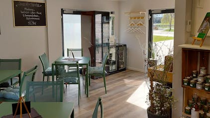 Ein kleiner Delikatessen-Shop gehört auch zum Gastraum der „Ahr Zeit“ in Blankenheim.