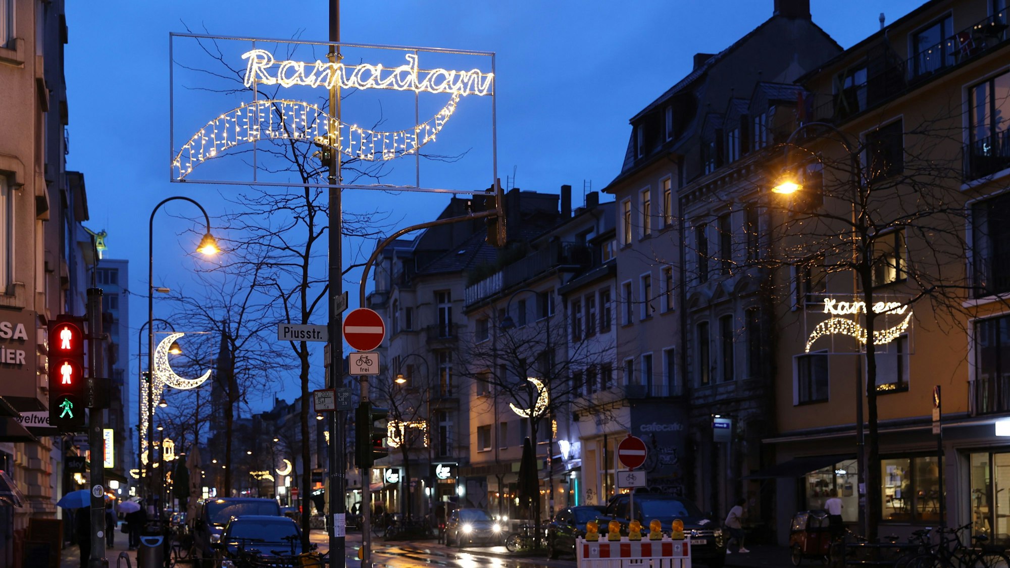 Seit zwei Wochen ist Ramadan, aber sichtbar ist das kaum: Festbeleuchtung wie auf der Venloer Straße ist ein Novum in Köln.



