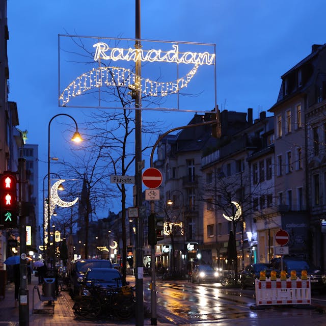 Seit zwei Wochen ist Ramadan, aber sichtbar ist das kaum: Festbeleuchtung wie auf der Venloer Straße ist ein Novum in Köln.



