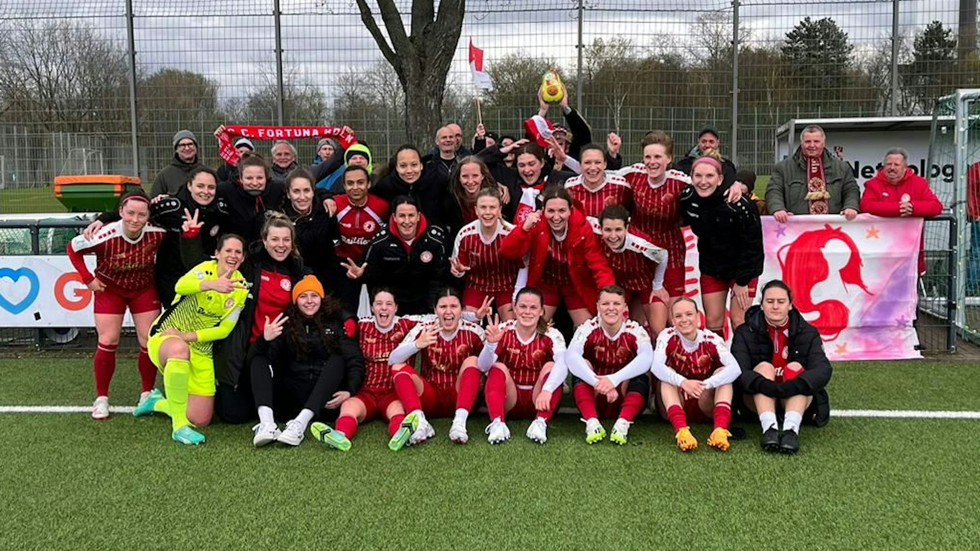 Fortuna Kölns Fußballerinnen feiern ihren 3:1-Heimsieg gegen Arminia Bielefeld.