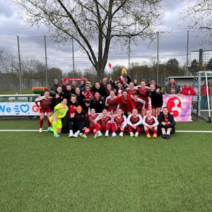 Fortuna Kölns Fußballerinnen feiern ihren 3:1-Heimsieg gegen Arminia Bielefeld.