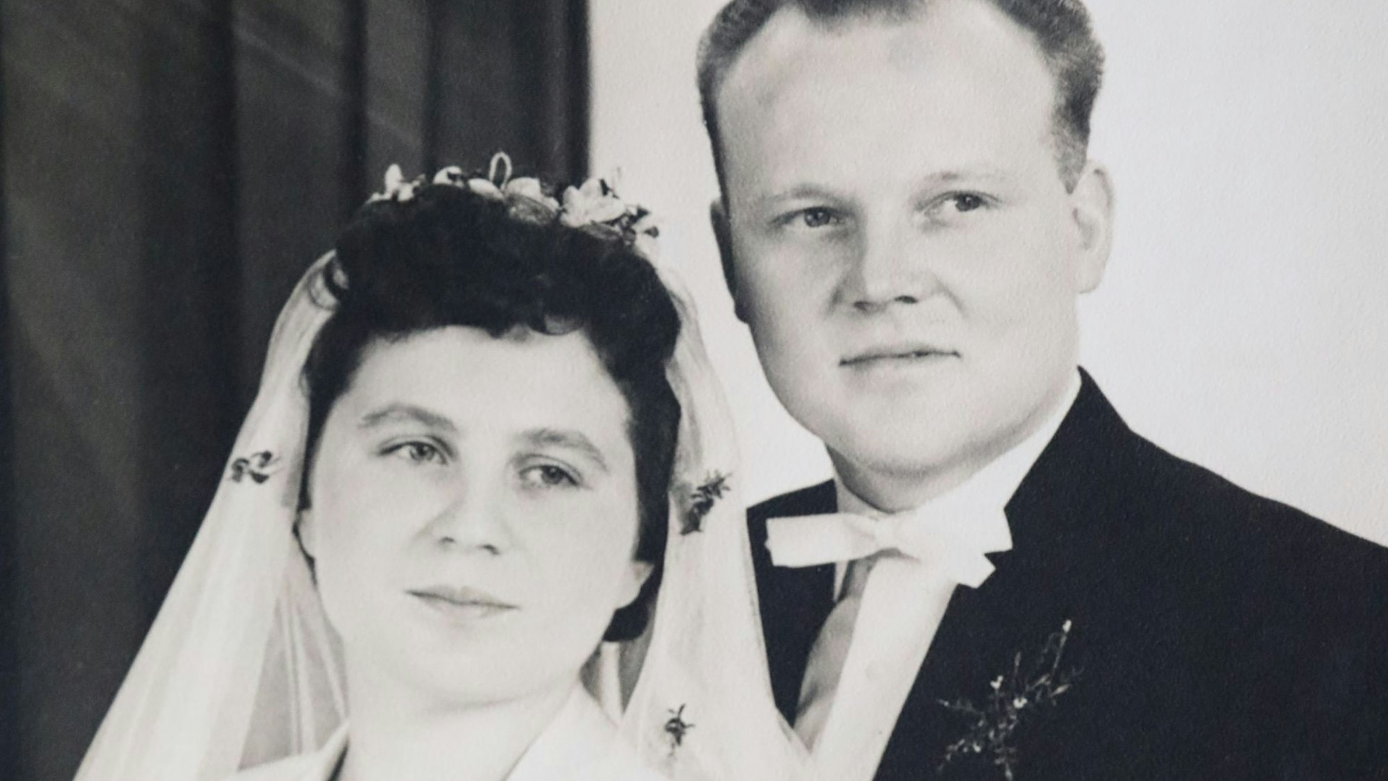 Eine Schwarz-Weiß-Aufnahme von einem Hochzeitspaar.