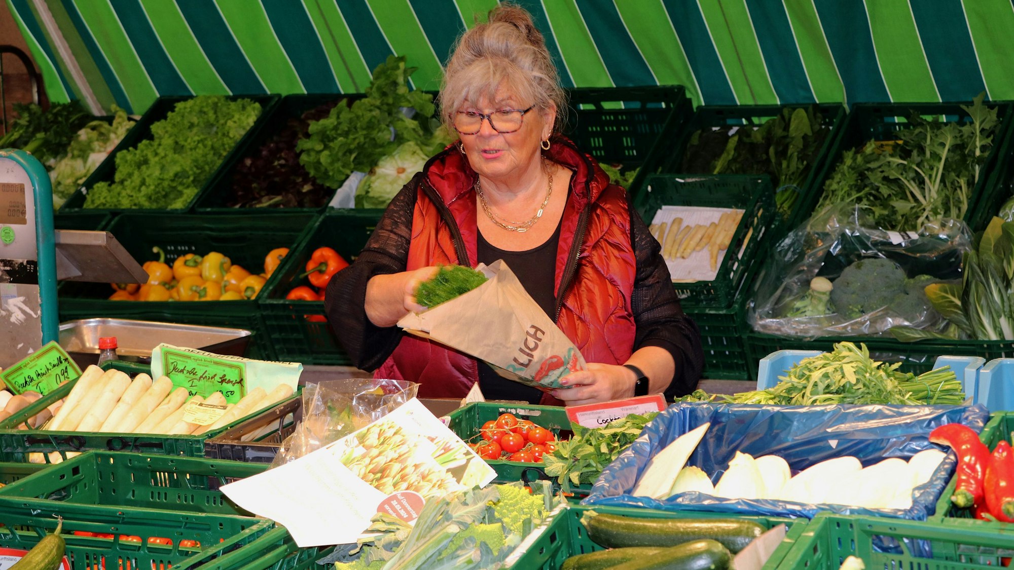 Das Bild zeigt Irmgard Dolff an ihrem Obst- und Gemüsestand auf dem Wochenmarkt ist Frechen