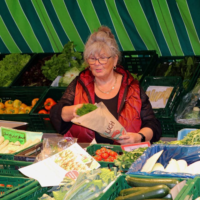 Das Bild zeigt Irmgard Dolff an ihrem Obst- und Gemüsestand auf dem Wochenmarkt ist Frechen