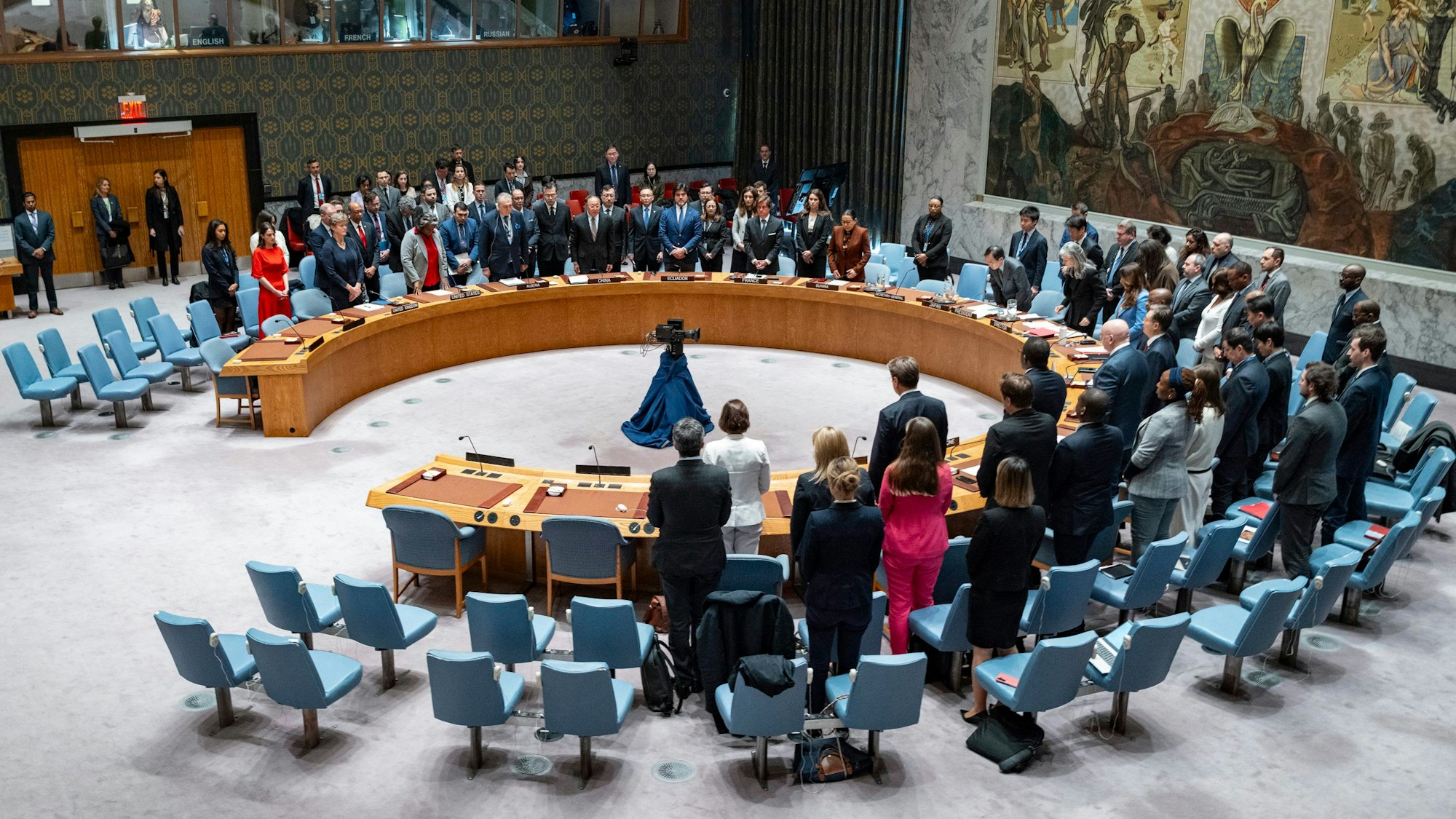 Mitglieder des Sicherheitsrates der Vereinten Nationen legen eine Schweigeminute ein.