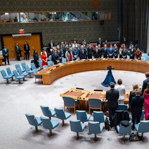 Mitglieder des Sicherheitsrates der Vereinten Nationen legen eine Schweigeminute ein.