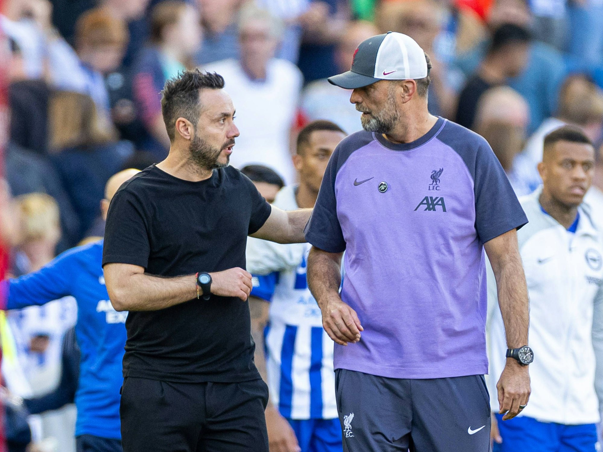 Brighton-Trainer Roberto De Zerbi (links) tauscht sich mit Jürgen Klopp, Trainer des FC Liverpool aus.