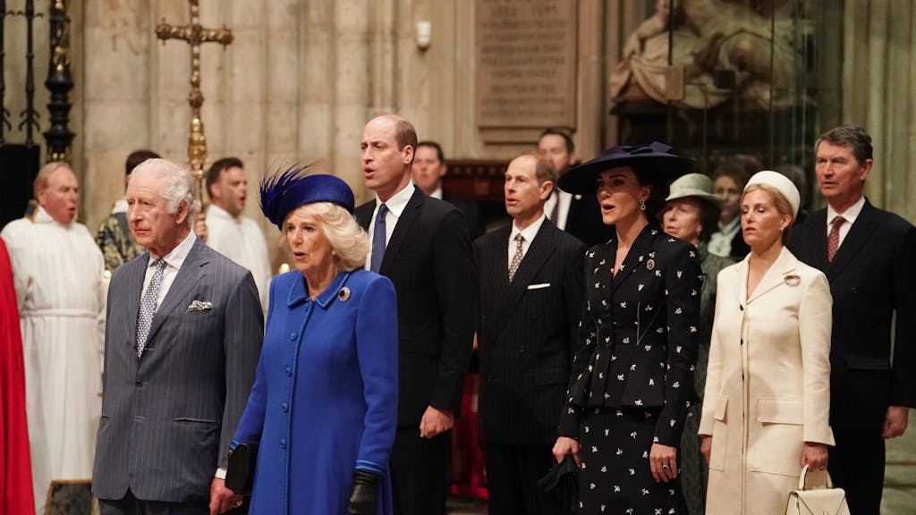 Die „Working Royals“:  König Charles III. (l-r), Königin Camilla, Prinz William, Prinz Edward, Prinzessin Kate, Prinzessin Anne und Herzogin Sophie nehmen am 13. März 2023 am Gottesdienst zum Commonwealth Day in der Westminster Abbey teil.