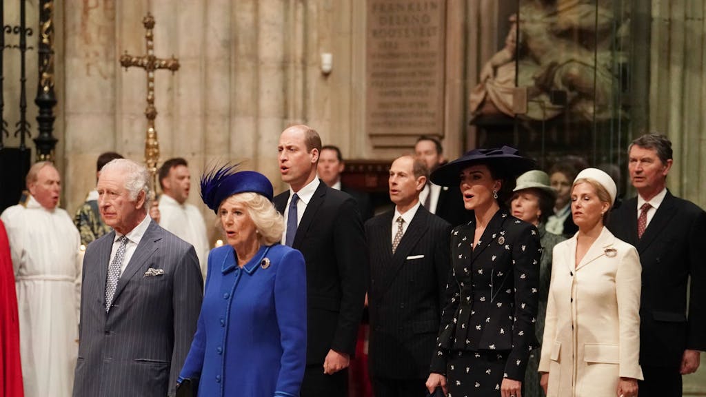 König Charles III. (l-r), Camilla, Prinz William, Prinz Edward, Prinzessin Kate, und Vizeadmiral Sir Tim Laurence nehmen an einem Gottesdienst teil.