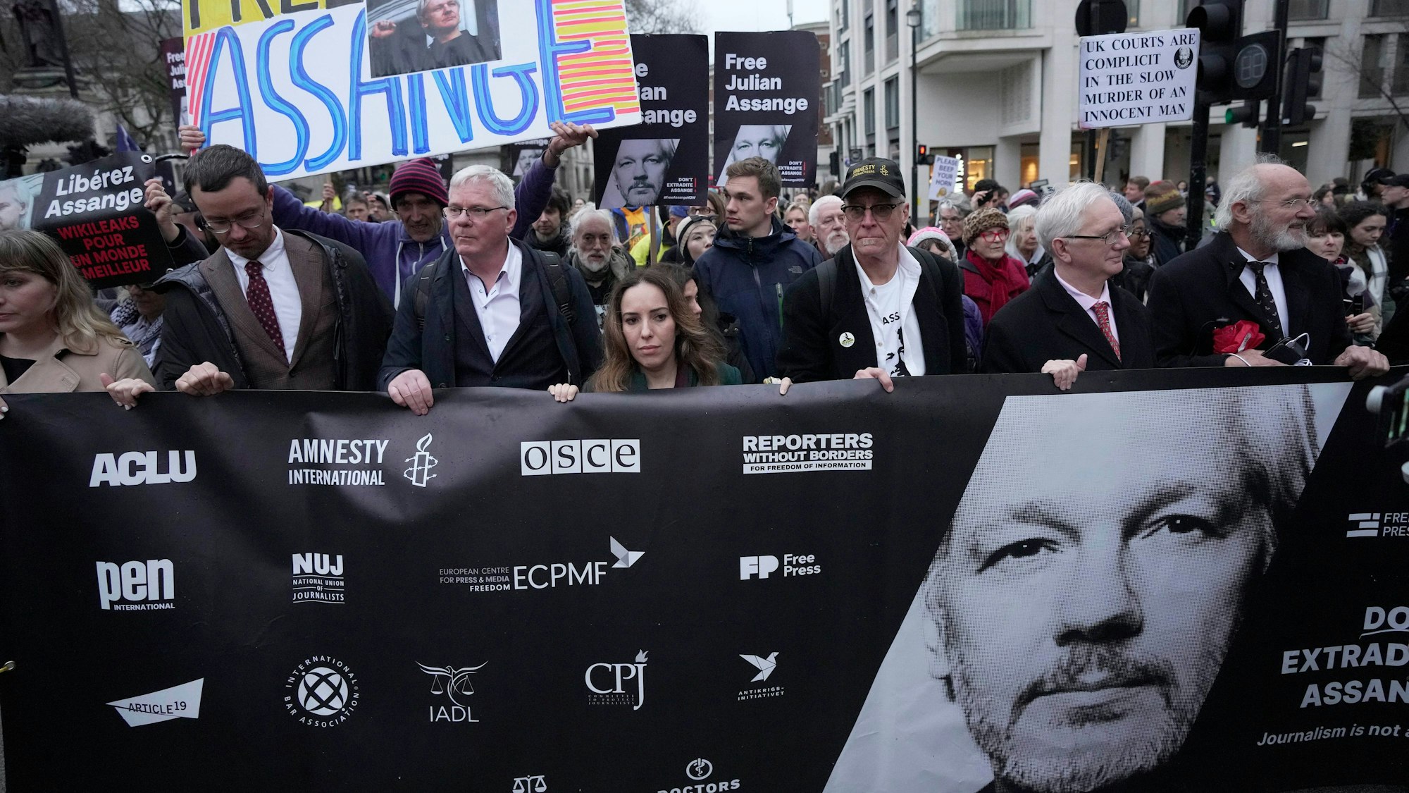 Stella Assange, Ehefrau von Julian Assange, marschiert am Ende einer zweitägigen Anhörung vor dem Royal Courts of Justice zusammen mit Demonstranten zur Downing Street.