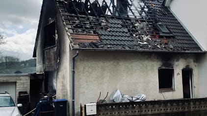 Ein abgebranntes Haus in Bergisch Gladbach.