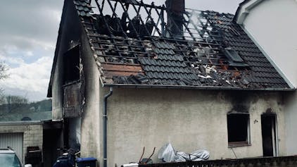 Ein abgebranntes Haus in Bergisch Gladbach.