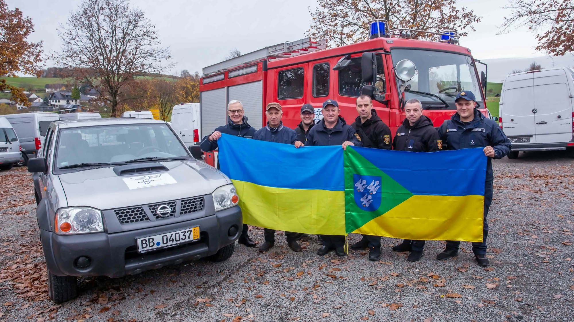 Im Zuge der Städtepartnerschaft werden wurden zwei gebrauchte Feuerwehrzeuge und ein Pick-Up in die Lindlars ukrainische Partnerstadt Radomyschl gebracht.