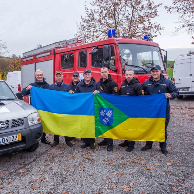 Im Zuge der Städtepartnerschaft werden wurden zwei gebrauchte Feuerwehrzeuge und ein Pick-Up in die Lindlars ukrainische Partnerstadt Radomyschl gebracht.