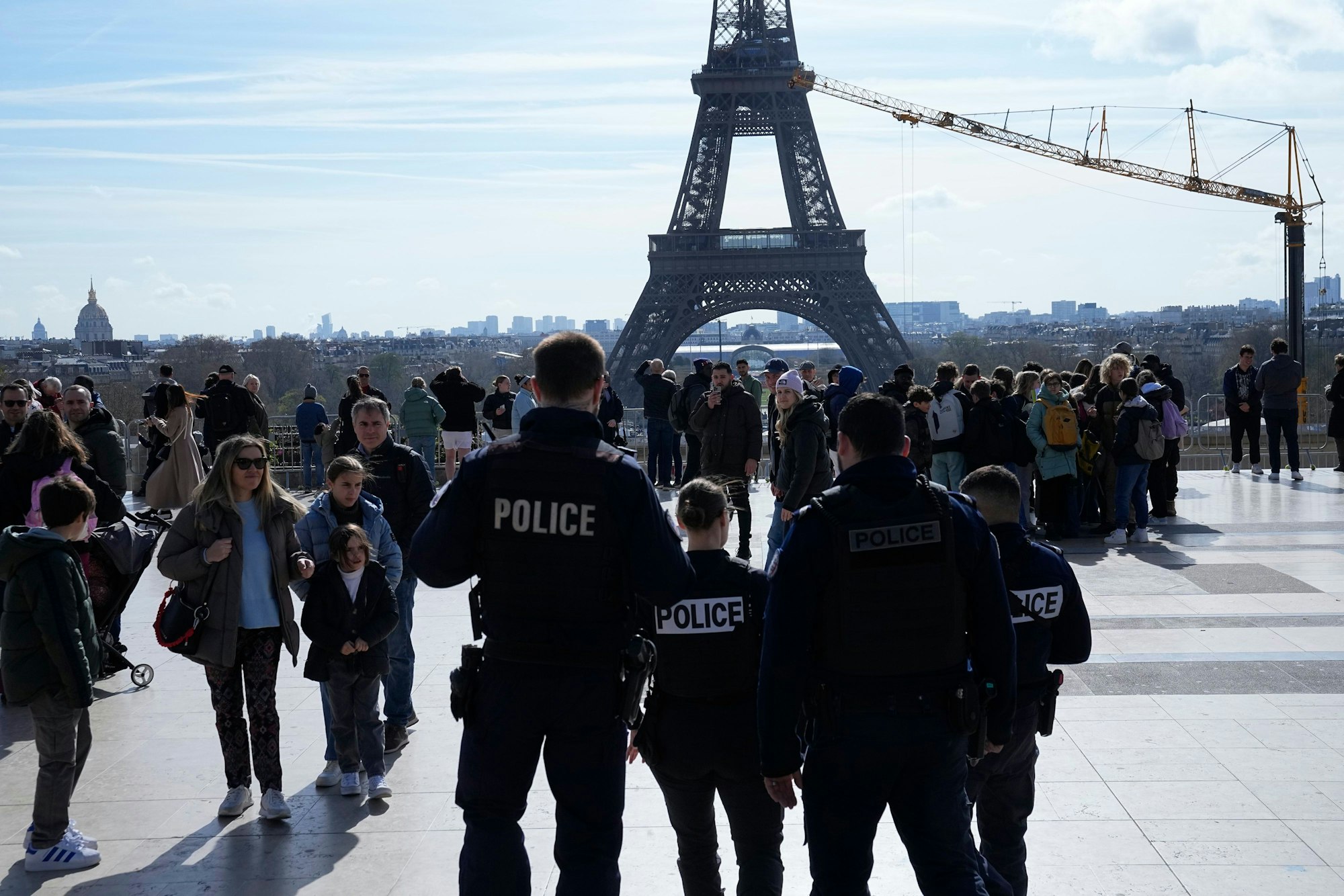 Paris: Polizisten patrouillieren auf dem Trocadero-Platz.
