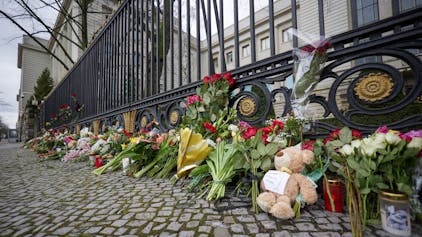 Blumen und ein Teddybär liegen am Zaun der russischen Botschaft, die nach dem Anschlag in Moskau dort abgelegt wurden. Bei dem Terroranschlag auf das Veranstaltungszentrum Crocus City Hall am Stadtrand von Moskau ist die Zahl der Toten nach Angaben der Ermittler auf mehr als 130 gestiegen.