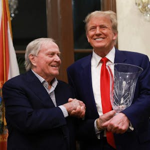Ex-Golfprofi Jack Nicklaus (l.) überreicht Donald Trump in West Palm Beach die Auszeichnung „Most Improved Player“ des Trump International Golf Club 2024.