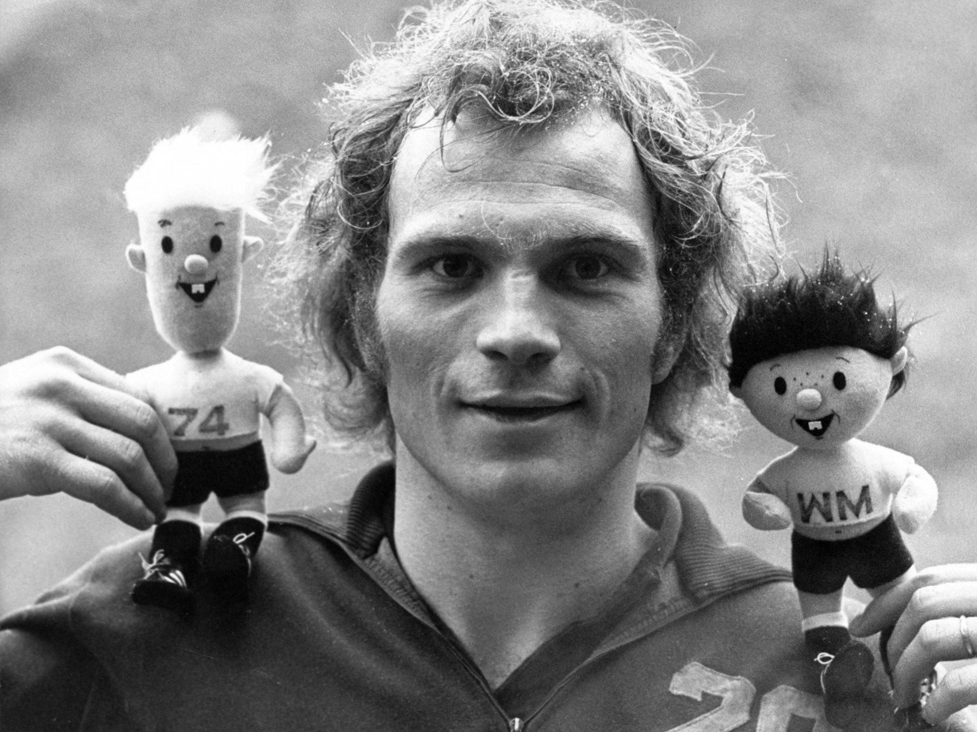 Uli Hoeneß mit Tip und Tap, den Maskottchen der WM 1974.