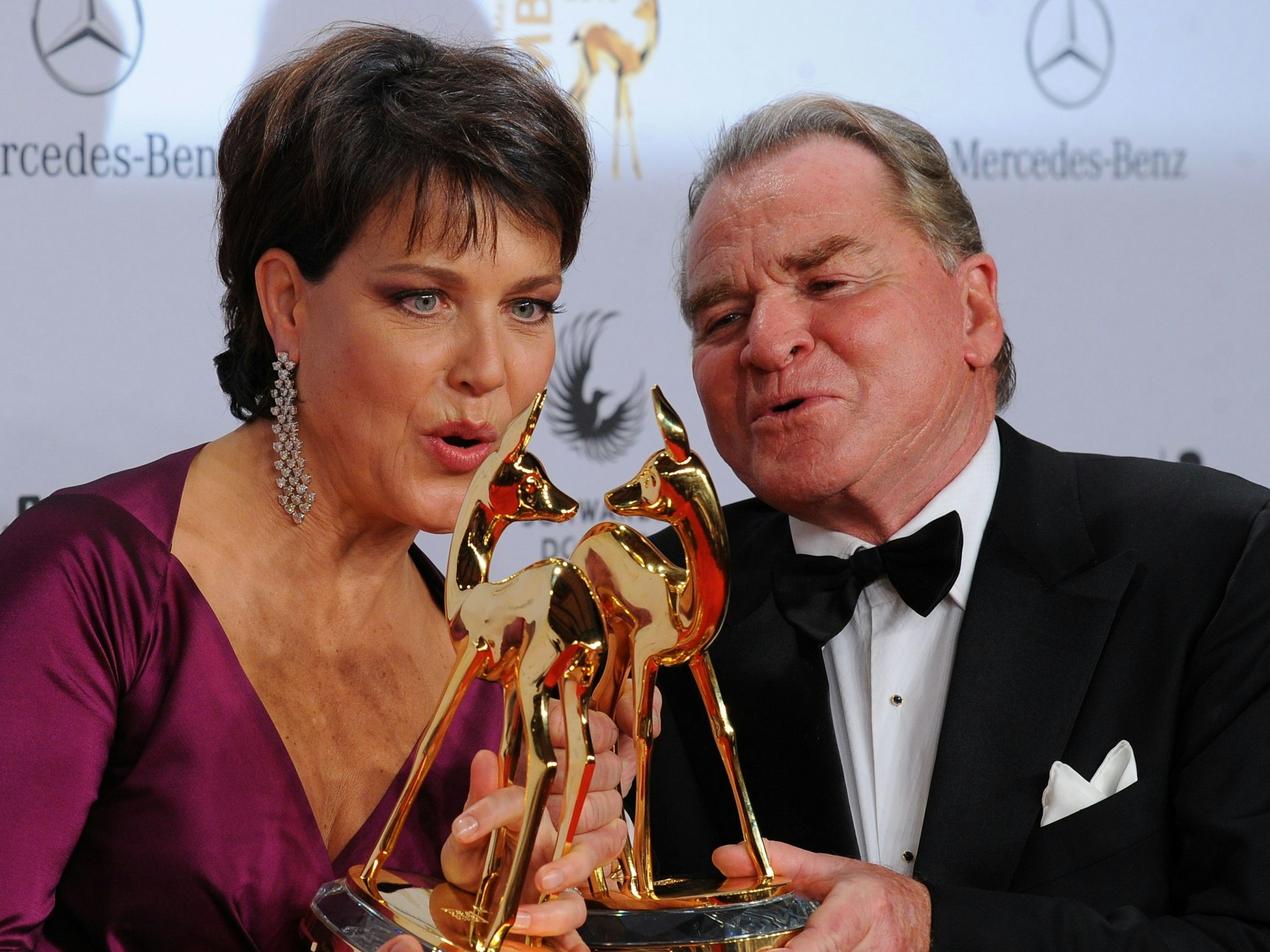 Fritz Wepper und Janina Hartwig 2010 mit ihren Bambi-Preisen.