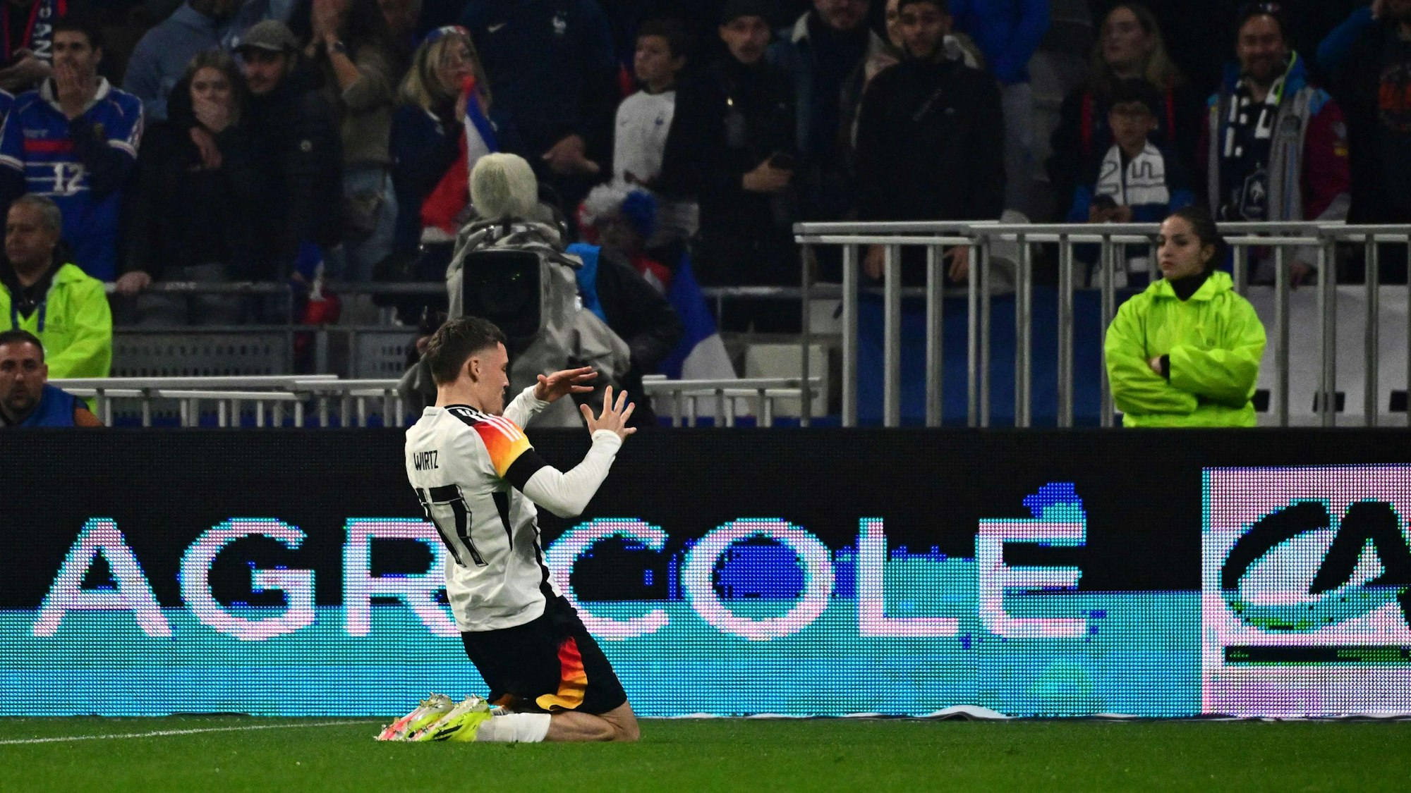 Florian Wirtz bejubelt seinen historischen Treffer im Spiel gegen Frankreich